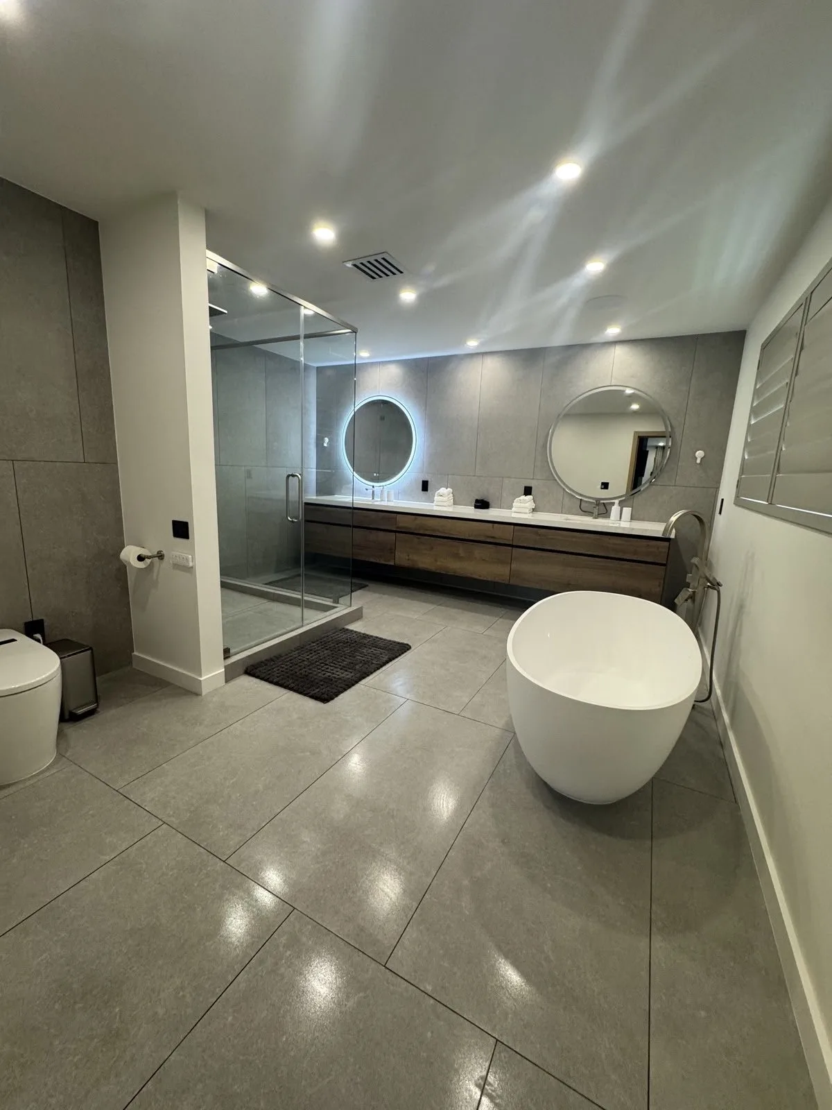 Spotless bathroom with white tub after a deep cleaning by Cleaning Echo