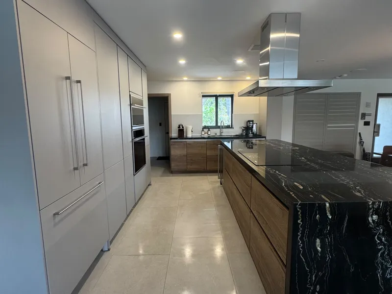 Black marble kitchen after a Cleaning Echo post-construction cleaning in Broward County